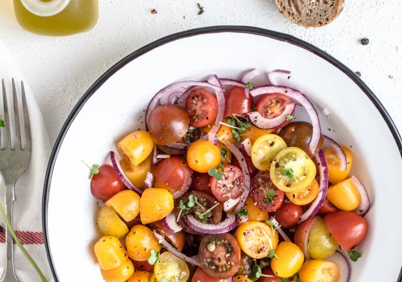 Salát ze žlutých a červených rajčat