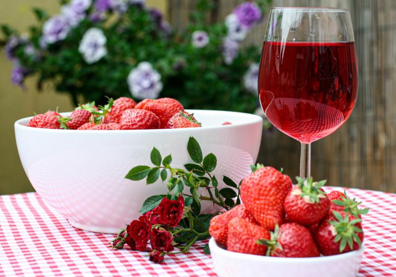 jahody a růžové víno