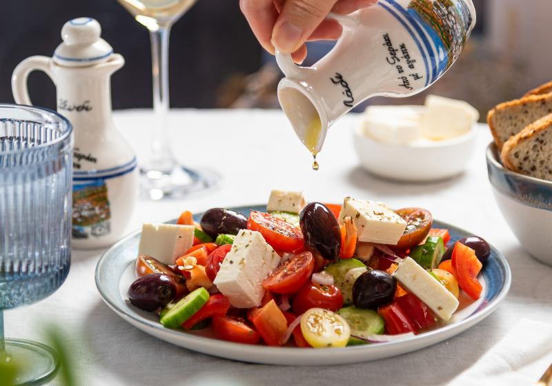 Řecký salát se sýrem feta, olivami a zeleninou