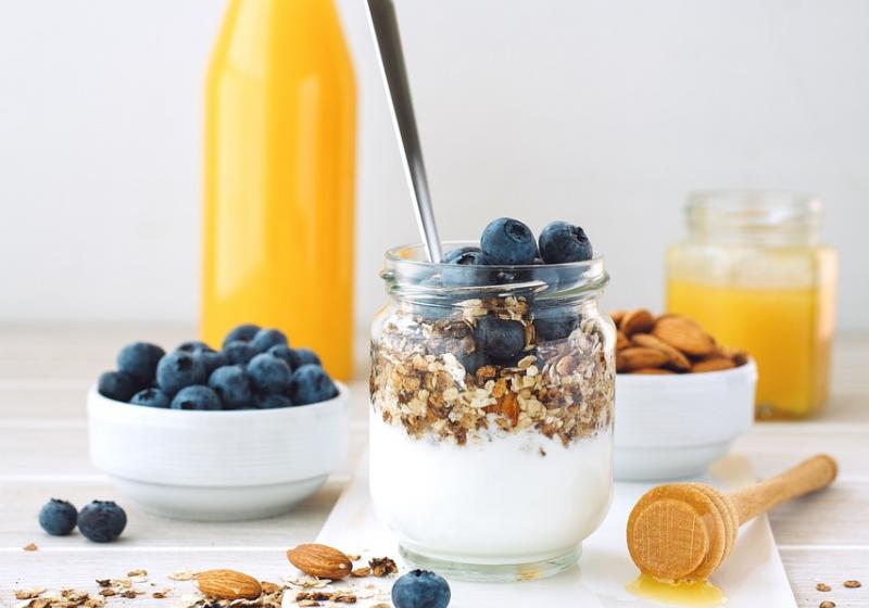 snídaně: jogurt s ovocem a ovesnými vločkami a smoothie