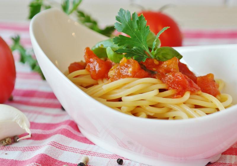 Celozrnné špagety se syrem Cottage, pórkem a šampiňóny