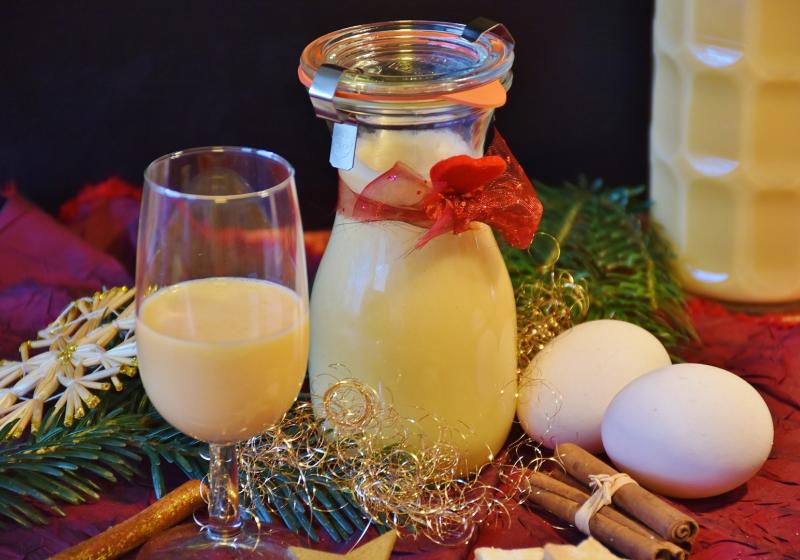 Vaječný liker v láhvi s vánočními ozdobami