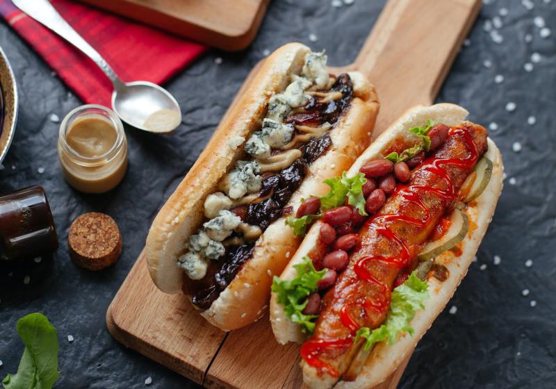 Párek v rohlíku jako blesková a levná večeře: Vyzkoušejte hot dog na řecký způsob nebo s kysaným zelím