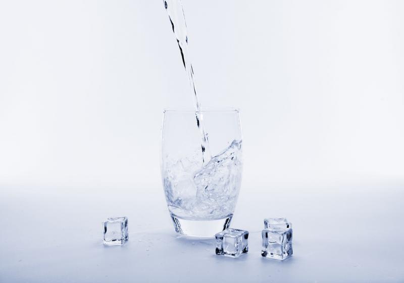 nakévání vody do sklenice