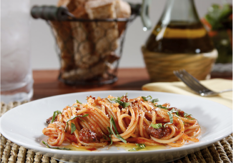 Barilla Spaghetti s italskou klobásou, rajčatovou omáčka a bazalkou