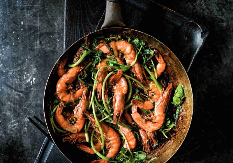 Stir fry s krevetami, zeleným pepřem a zázvorem