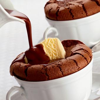 Kávové suflé s čokoládovou omáčkou