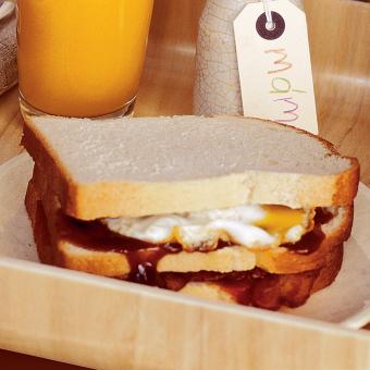 Jednoduché sendviče s vejci a slaninou