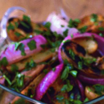 Salát z grilované cibule a brambor