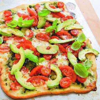 Trojbarevná pizza