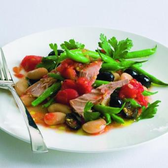 Salát s fazolemi, fazolkami, tuňákem a olivami