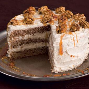Skořicový dort s krémem a ořechy