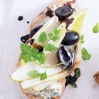 Chlebíček hrušky, modrý sýr & olivy
