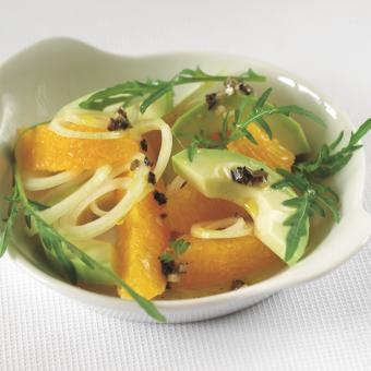 Avokádovo-pomerančový salát s černými olivami
