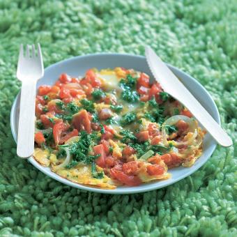 Bylinková omeleta s rajčaty