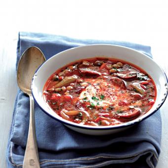 Pikantní fazolová polévka s chilli a klobásou