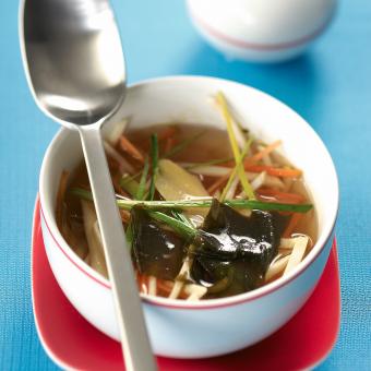 Japonská polévka miso s mořskou řasou wakame