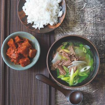 Korejská hovězí polévka s černou ředkví a domácí kimči