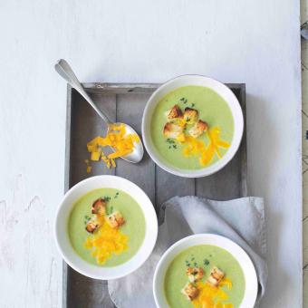 Květákovo-pórková polévka s bylinkovými krutonky
