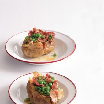Plněné pečené brambory s pancettou a hráškem