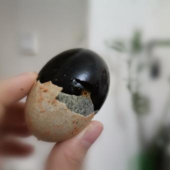 Černé vejce - Century egg - loupání