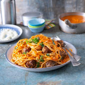 Masové koule se špagetami a rajčatovo-paprikovou omáčkou
