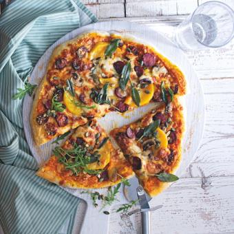 Pizza s dýňovo-rajčátkovou omáčkou, dýní a chorizem