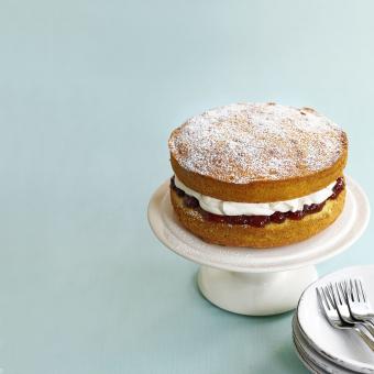 Piškotový dort s jahodovým džemem a šlehačkou (Victoria Sponge Cake)