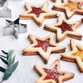 Vánoční cukroví ve tvaru hvězdy