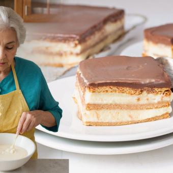 Nepečený koláč španělské babičky ‚tarta de la abuela‘ si snadno připravíte doma. Potřebovat budete máslové sušenky