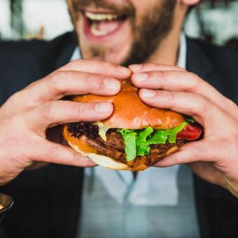 Bez potřísněné košile a přesto si užít každé sousto aneb Jak správně jíst burger?
