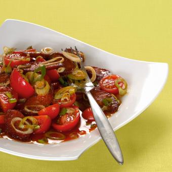 Salát z rajčat a paprikového salámu