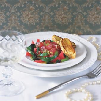 Tartar z čerstvého tuňáka s tomaty a zeleným olejem