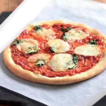 Dokonalý tvar pizzy: Jak pracovat s těstem a dostat ho do správného tvaru? Postupů je hned několik