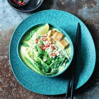 Zelené kari s tofu a rýžovými nudlemi