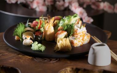 Sushi pro začátečníky: Nejznámější druhy a jak správně uvařit a ochutit sushi rýži