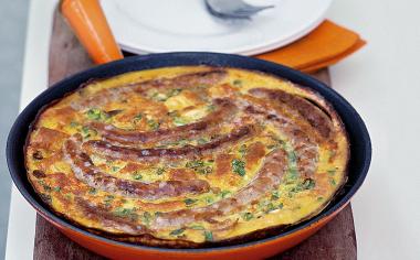 Omeleta s chipolatou & jarní cibulkou