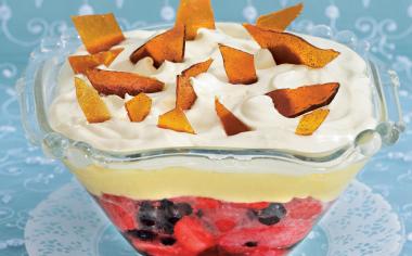 Trifle s lesními plody a karamelovými střepy