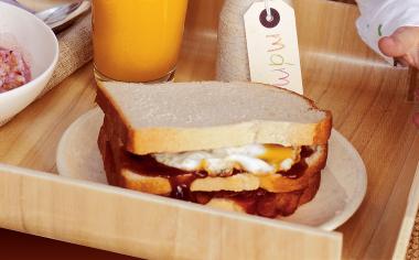 Jednoduché sendviče s vejci a slaninou