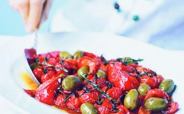 Kmínové pečené papriky s rajčaty a olivami