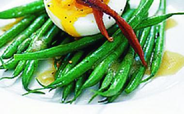 Zelené fazolky se sardelkou a vajíčkem nahniličko