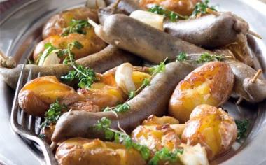 Jitrnice pečené na česnekových bramborách