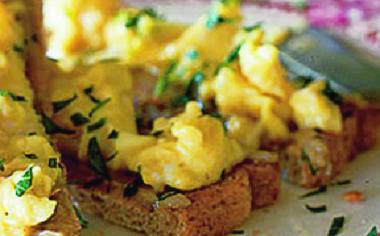 Jak připravit dokonalou snídani: míchaná vajíčka a vaječné omelety 