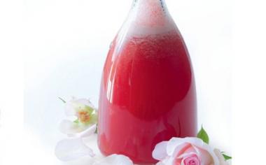 Růžový melounový nápoj