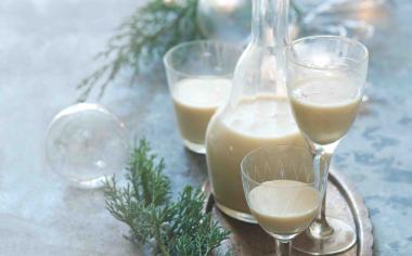 Opojné vánoční likéry: 13 receptů pro ještě veselejší Vánoce. Připravte si benátský, karamelový a další