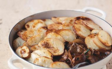 Maso a brambory z jedné pánve