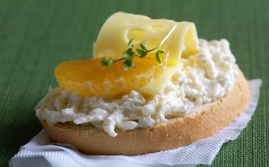 Chlebíčky se sýrovo-česnekovou pomazánkou