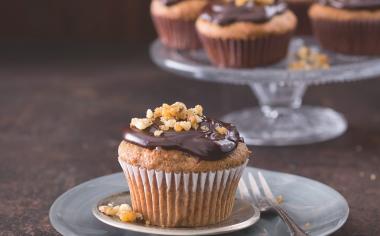 Datlové cupcaky s bourbonem & kandovanými ořechy