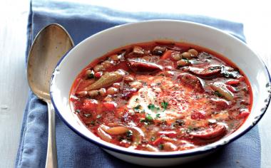 Pikantní fazolová polévka s chilli a klobásou