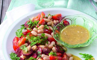 Bylinkový salát s rajčaty, chorizem a fazolemi